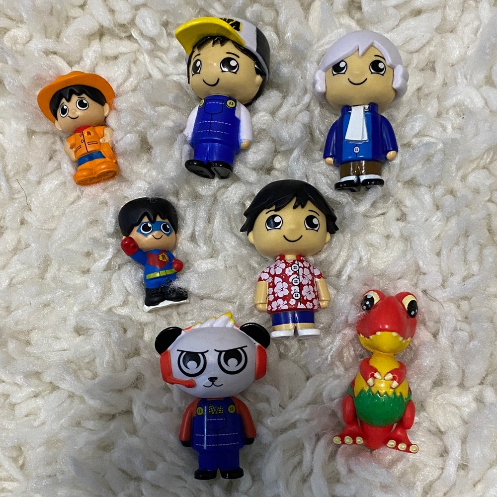 Ryan’s world, YouTube kids, little toy character people dolls.¥